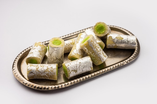 Photo kaju pista roll or cashew pistachio rolls mithai or sigar indian sweet or dessert for festivals