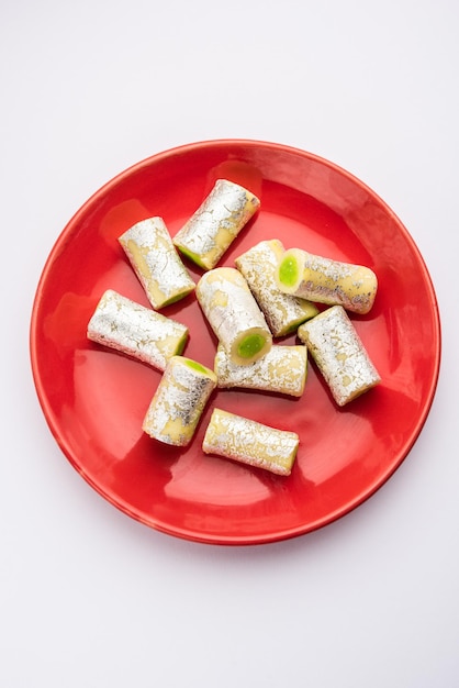 Kaju Pista Roll или роллы с фисташками из кешью Mithai или индийские сладости или десерты из сигара для фестивалей