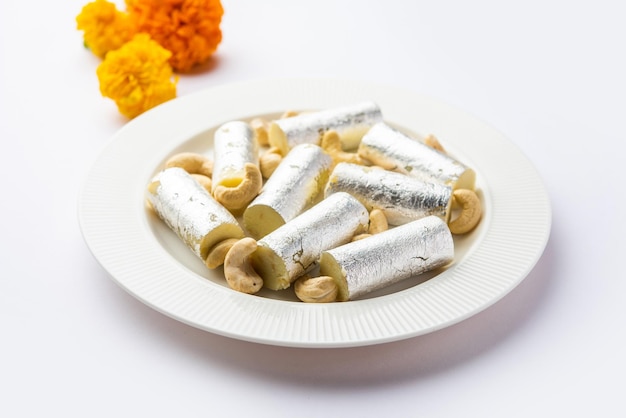 Kaju Roll mithai Een koninklijk traditioneel snoepje gemaakt van cashewpoeder en mawa met suiker