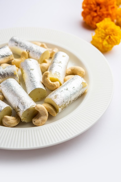 Kaju roll mithai een koninklijk traditioneel snoepje gemaakt van cashewpoeder en mawa met suiker