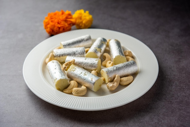 Kaju roll mithai een koninklijk traditioneel snoepje gemaakt van cashewpoeder en mawa met suiker