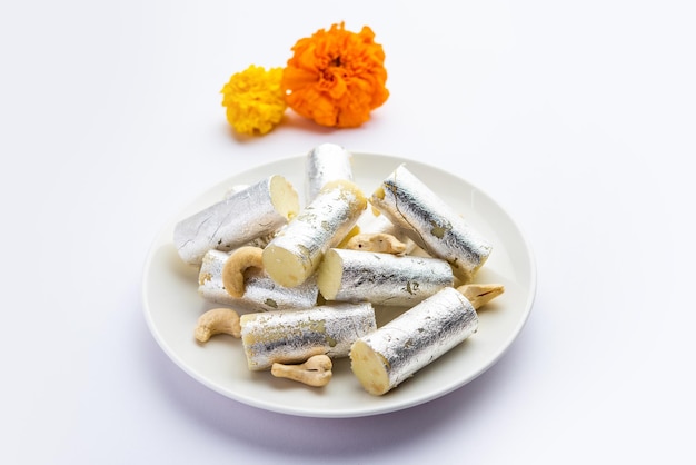 Foto kaju roll mithai un dolce tradizionale reale a base di polvere di anacardi e mawa con zucchero