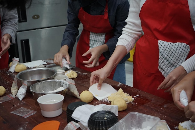 Photo kakek sedang masak kue