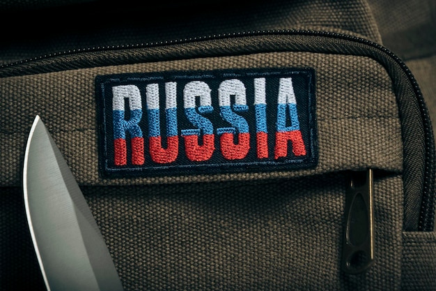 Kaki militaire rugzak met patch met inscriptie Rusland en mes