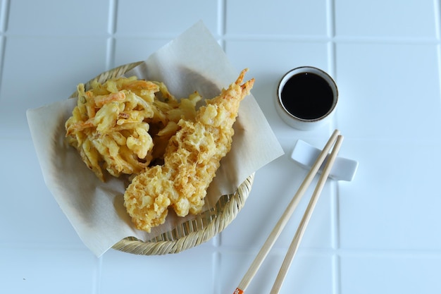 Kakiage tempura, gefrituurde groenten geserveerd in witte plaat.