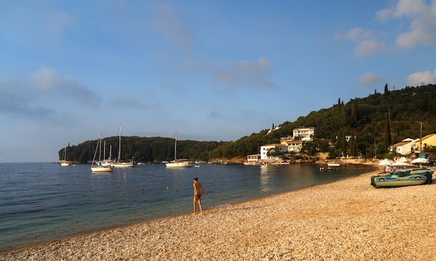 Kalami baai op het eiland Corfu Griekenland zandstrand jonge vrouw meisje invoeren van de zee
