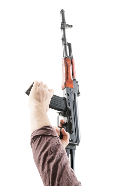 Kalashnikov opgeheven door één hand in een verticale geïsoleerde positie