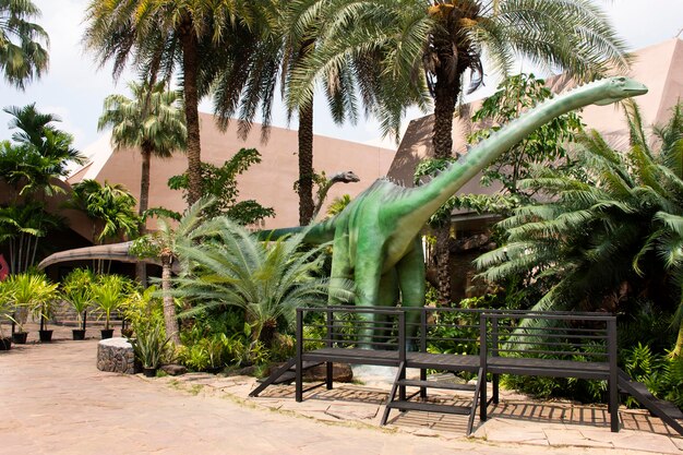 KALASIN THAILAND 2 OKTOBER Dinosaurusmodel in Sirindhorn Museum en Phu Kum Khao Dinosaur Excavation Site voor reizigers mensen reizen bezoek aan Sahatsakhan op 2 oktober 2019 in Kalasin Thailand