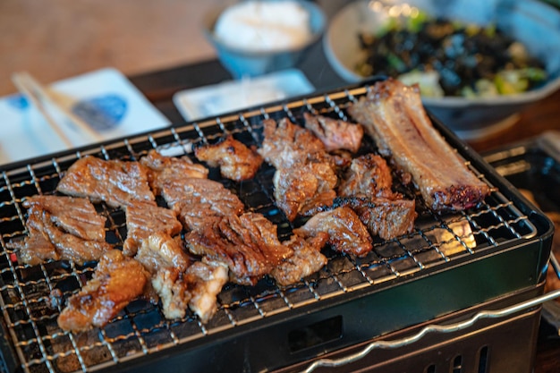 Kalbi con carne alla griglia coreana con osso