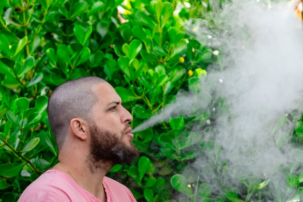 Kale en bebaarde man roken