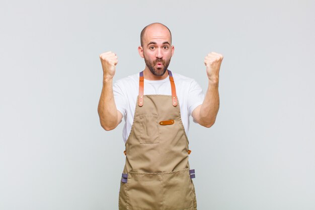 Kale man die een ongelooflijk succes viert als een winnaar, er opgewonden en blij uitziet en zegt: neem dat!