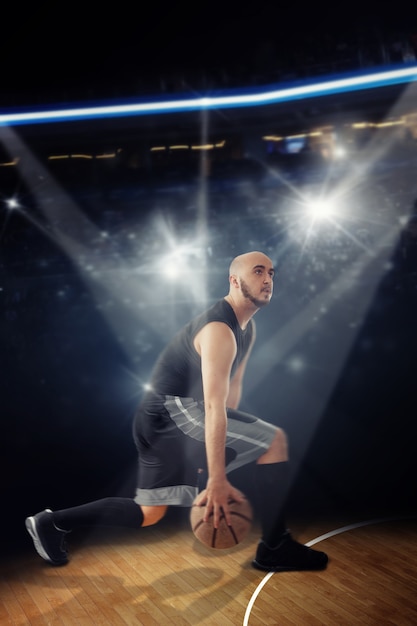 kale professionele basketbalspeler in het spel dribbelt. Sportman die basketbal op het hof speelt.