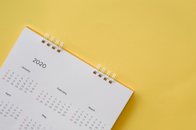 kalender 2020 maand op gele achtergrond voor het plannen van werk en leven concept