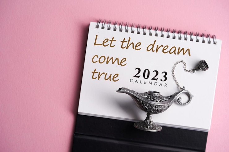 Foto kalender 2023 met magische mysterieuze aladdin-lamp op roze achtergrond