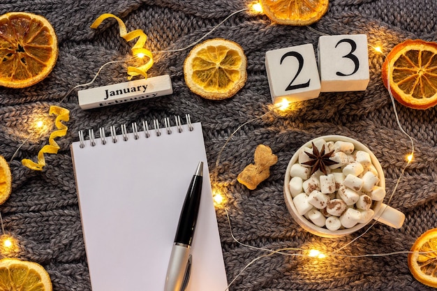 Kalender 23 januari Kopje cacao en leeg open notitieblok