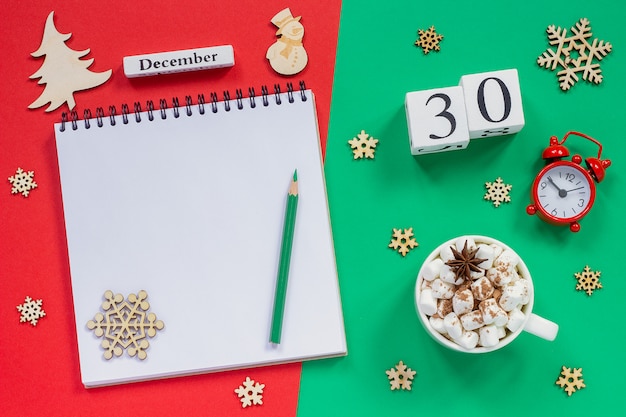 Foto kalender 30 december kopje cacao en marshmallow, lege open notitieblok