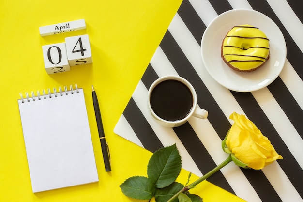 kalender 4 april. Kopje koffie, gele donut en roos