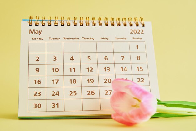 Kalender en bloemen close-up