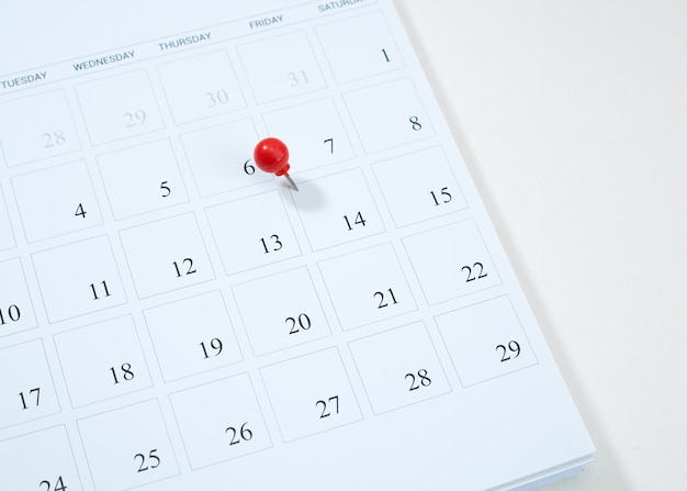 Kalender en rode punaise op 14 februari