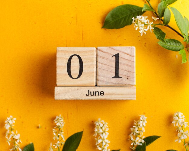 Foto kalender juni op geel met bloemen