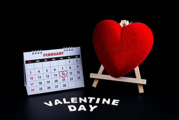 Kalender met rode hand geschreven hart hoogtepunt op 14 februari van Saint Valentines day