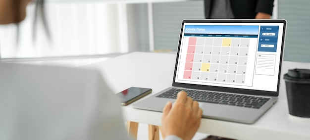 Foto kalender op computersoftwareapplicatie voor modieuze planningsplanning voor persoonlijke organisator en online zaken