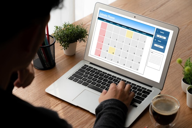 Foto kalender op een computersoftware-applicatie voor modische schemaplanning