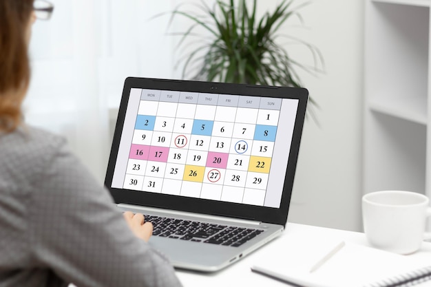 Kalender op het laptopscherm.