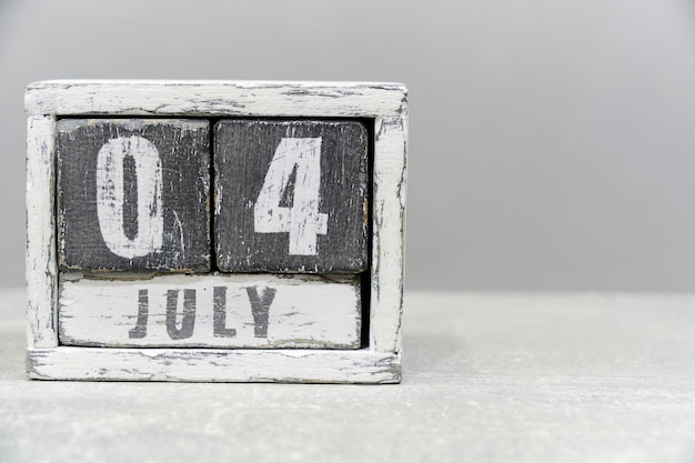 Kalender voor 04 juli gemaakt van houten kubussen op grijze achtergrond met een lege ruimte voor uw tekstOnafhankelijkheidsdag van de VS
