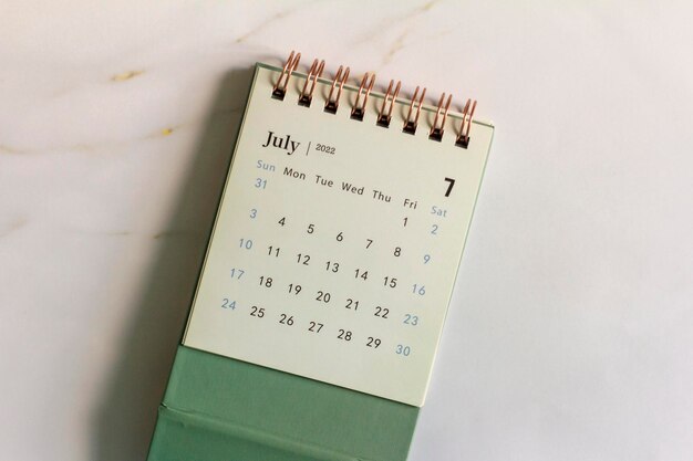 Kalender voor juli 2022 op een lichte abstracte achtergrond