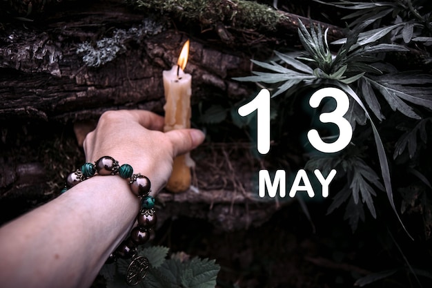 Kalenderdatum op de achtergrond van een esoterisch spiritueel ritueel 13 mei is de dertiende dag van de maand