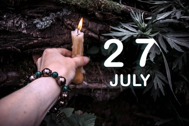 Kalenderdatum op de achtergrond van een esoterisch spiritueel ritueel 27 juli is de zevenentwintigste dag van de maand