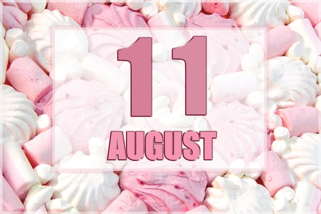 Kalenderdatum op de achtergrond van witte en roze marshmallows 11 augustus is de elfde dag van de maand