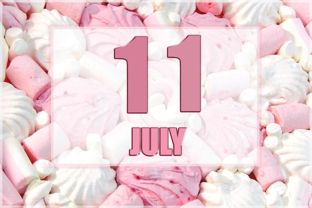 Kalenderdatum op de achtergrond van witte en roze marshmallows 11 juli is de elfde dag van de maand