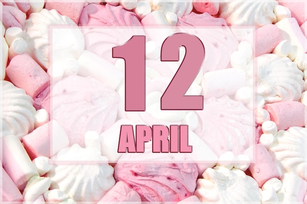 Kalenderdatum op de achtergrond van witte en roze marshmallows 12 april is de twaalfde dag van de maand