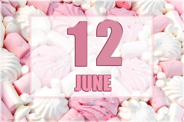 Kalenderdatum op de achtergrond van witte en roze marshmallows 12 juni is de twaalfde dag van de maand