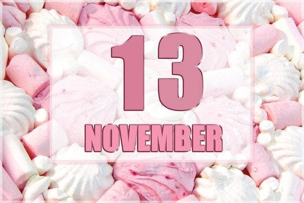 Kalenderdatum op de achtergrond van witte en roze marshmallows 13 november is de dertiende dag van de maand