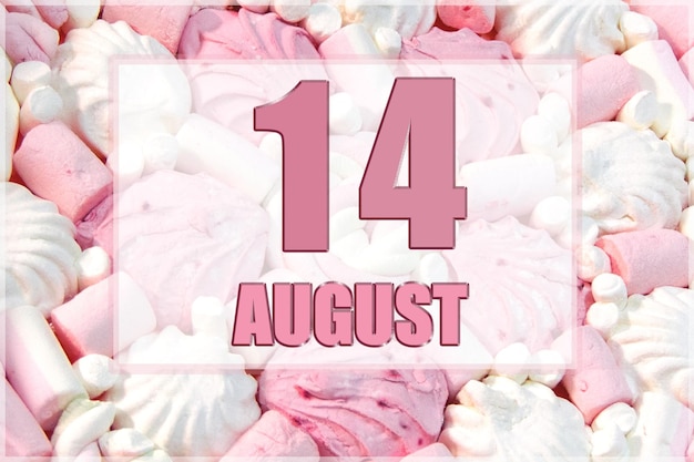 Kalenderdatum op de achtergrond van witte en roze marshmallows 14 augustus is de veertiende dag van de maand