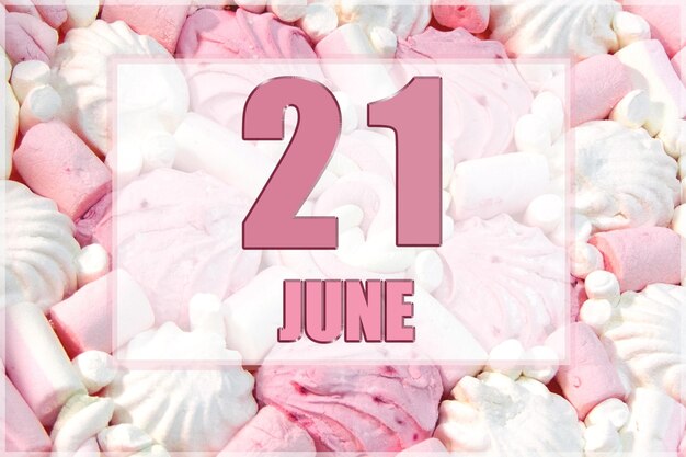 Kalenderdatum op de achtergrond van witte en roze marshmallows 21 juni is de eenentwintigste dag van de maand