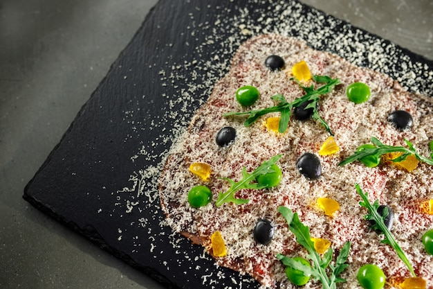 Kalfscarpaccio met gedroogde dooier en parmezaan