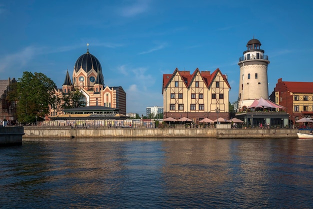 Kaliningrad Rusland 06282022 Uitzicht op de dijk van de Pregolya-rivier het vissersdorp de Konigsberg-vuurtoren de nieuwe Kaliningrad-synagoge op een zonnige zomerdag