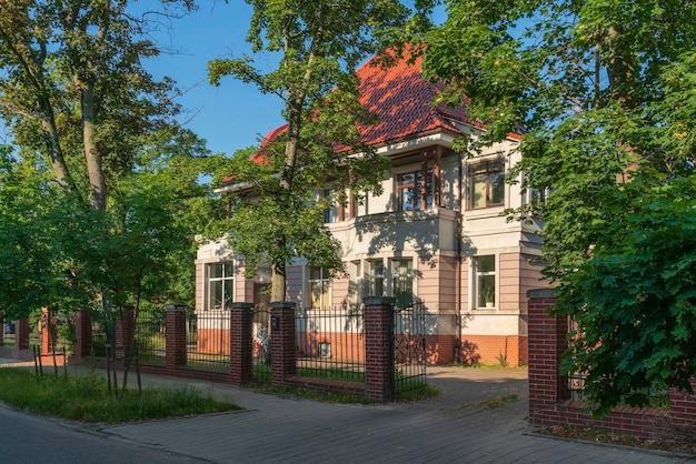 Foto kaliningrad rusland 06282022 weergave van een villa aron in de historische wijk amalienau voormalige prestigieuze buitenwijk koenigsberg op een zonnige zomerdag