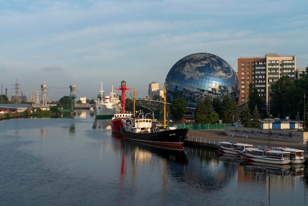 Kaliningrad Rusland 06302022 Uitzicht op het Museum van de wereldoceaan aan de oever van de Pregolya-rivier op een zonnige zomerdag