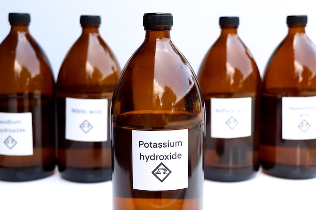 Foto kaliumhydroxide in chemicaliën in flessen in het laboratorium en de industrie