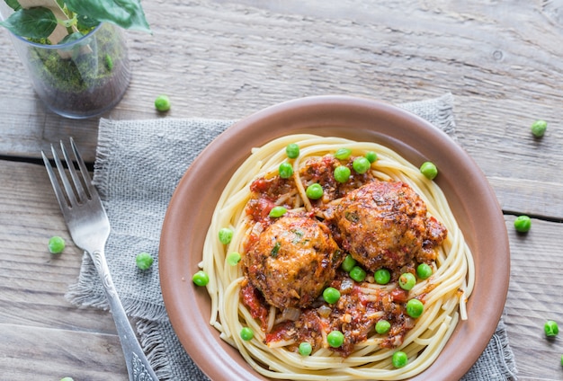 Kalkoen gehaktballen met pasta en verse erwten