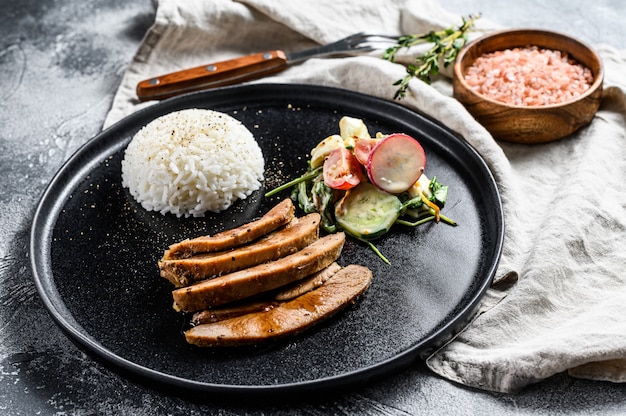 Kalkoenfilet, gevogelte, bijgerecht van rijst en salade. Bovenaanzicht