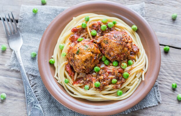 Kalkoengehaktballetjes met pasta en verse erwten