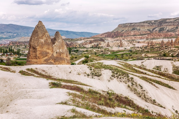 Kalksteenbergen in de valleien van Cappadocië. Geweldig landschap.