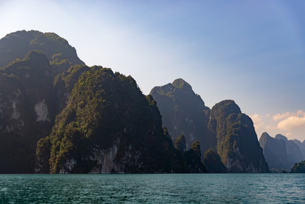 Kalksteenbergen met bomen in het overzees in Thailand