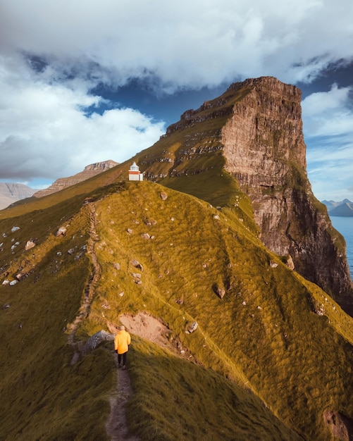 Foto kallur-vuurtoren op de groene heuvels van het eiland kalsoy